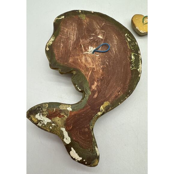 Chalkware Anthropomorphic Fish Wall Plaque Kitschy Gold 3 Heart Bubbles Patina - Picture 4 of 9